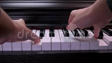 弹钢琴，手弹钢琴